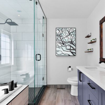 ציור של עץ בשלכת חדר אמבטיה